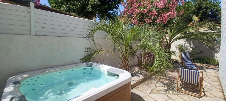 Garden, Hot Tub
