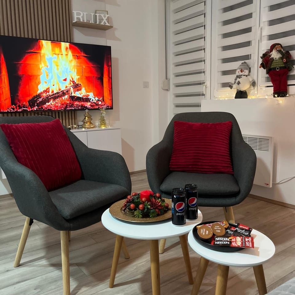 TV and multimedia, Living room, Food and drinks, Seating area, Food