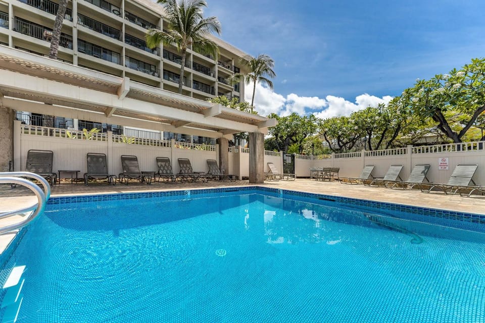 Property building, Garden, Balcony/Terrace, Seating area, Swimming pool