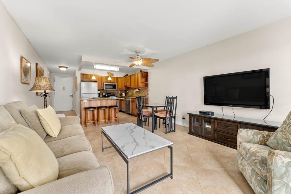 TV and multimedia, Kitchen or kitchenette, Living room, Seating area, Dining area, furniture