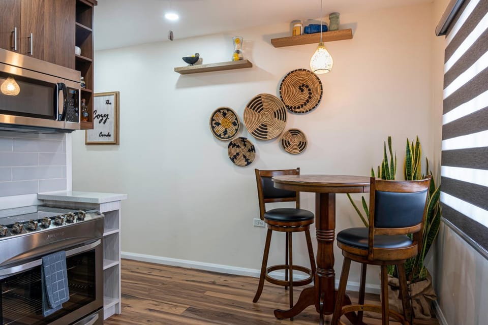 Decorative detail, Dining area, fireplace, minibar, pet friendly, stove