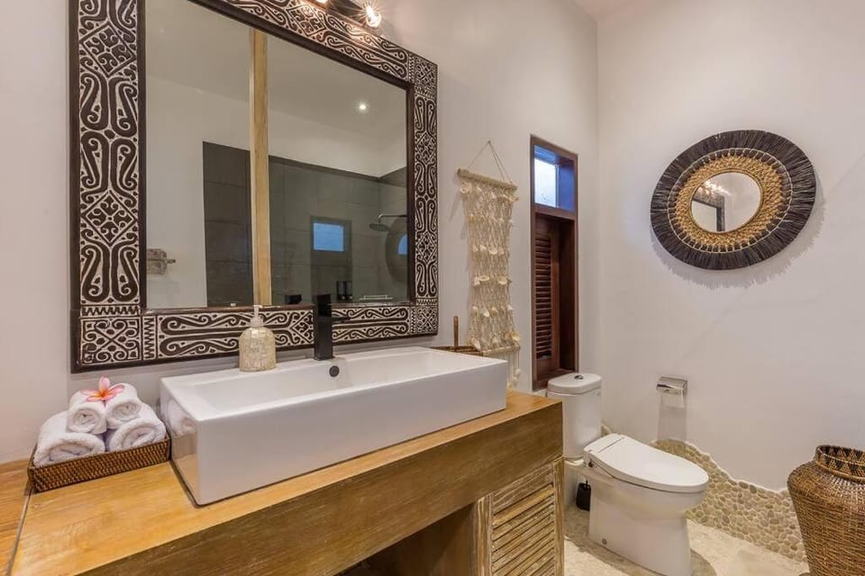 Villa Budha 2 4bedrs 12m Pool, 700m2 garden&BBQ, central & quiet House in North Kuta