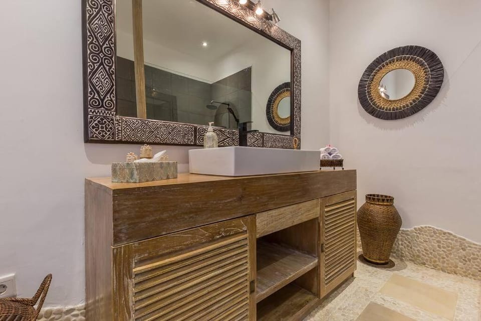 Villa Budha 2 4bedrs 12m Pool, 700m2 garden&BBQ, central & quiet House in North Kuta