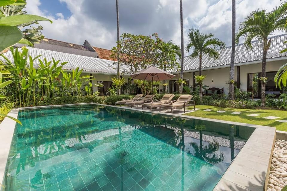 Villa Budha 2 4bedrs 12m Pool, 700m2 garden&BBQ, central & quiet House in North Kuta