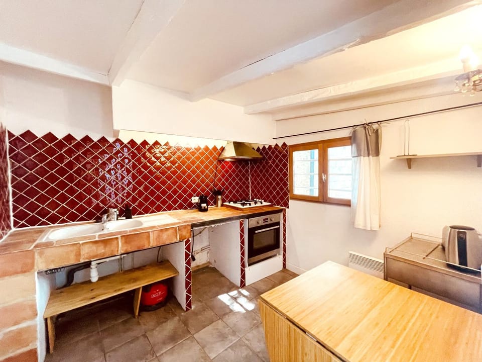 Kitchen or kitchenette