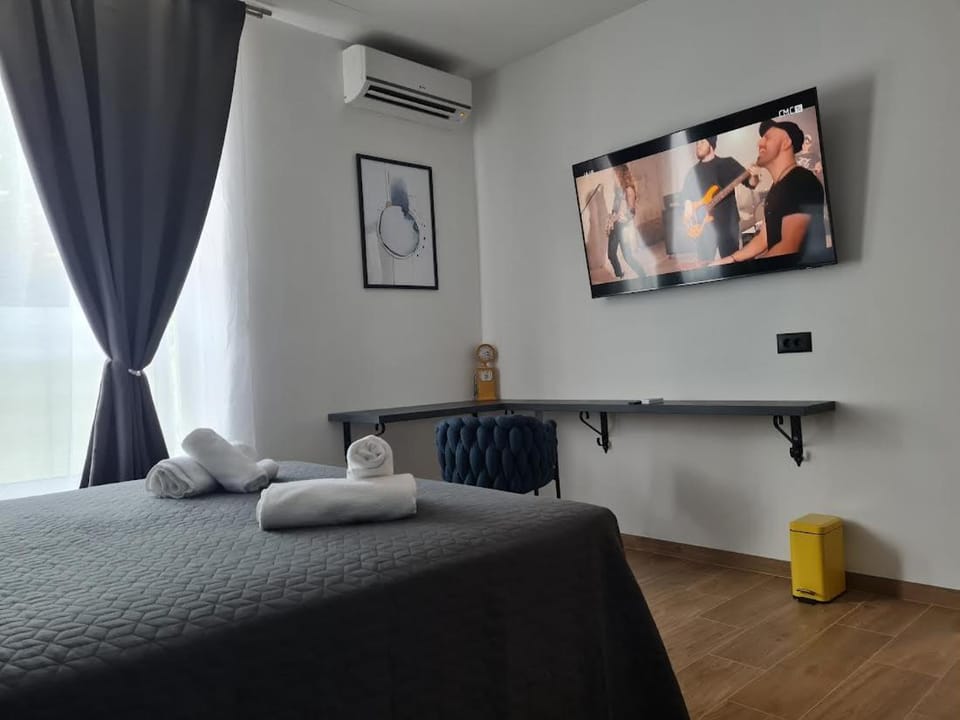 Bed, TV and multimedia, Photo of the whole room, Bedroom, towels, air conditioner