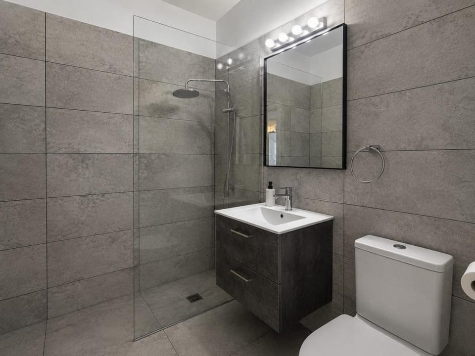 Shower, Toilet, Bathroom, towels