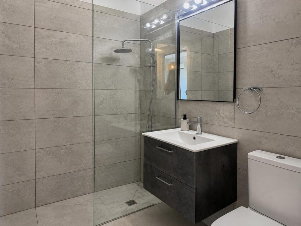 Shower, Toilet, Bathroom, towels