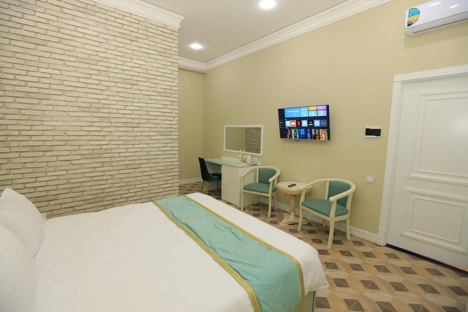 Bed, TV and multimedia, air conditioner