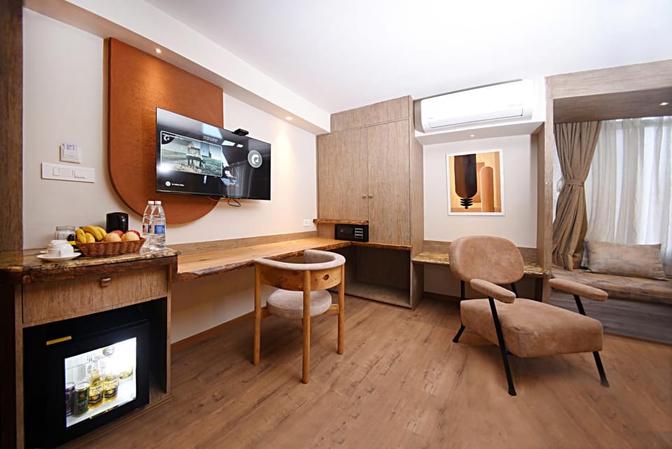 TV and multimedia, Seating area, oven, safe, wardrobe, air conditioner