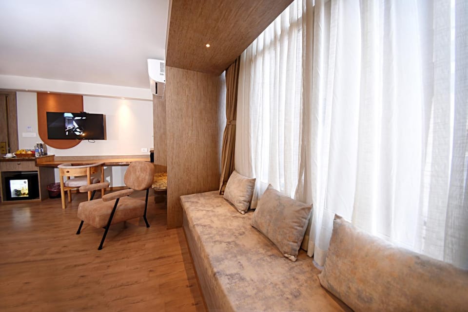 Seating area, oven, safe, air conditioner