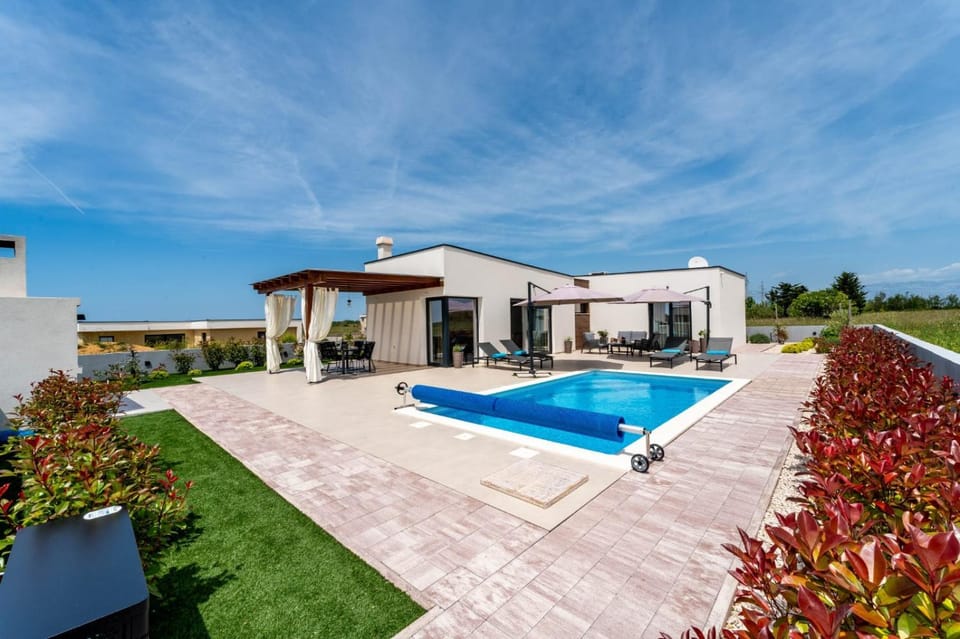 Property building, Garden, Garden view, Pool view, Swimming pool