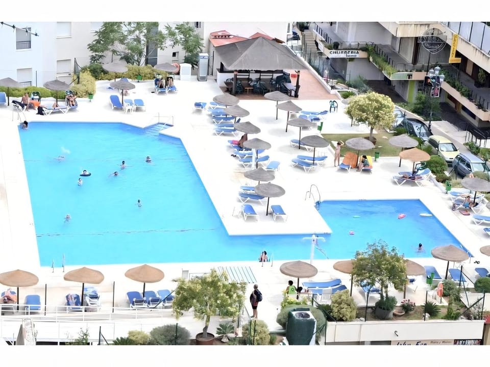 Pool view, Swimming pool, sunbed