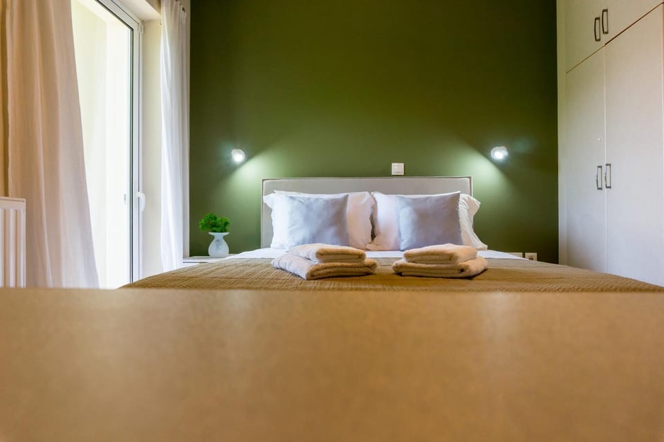 Bed, Bedroom, towels