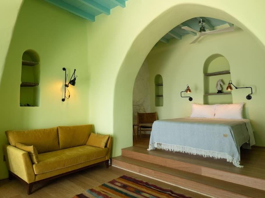 Bed, Photo of the whole room, Seating area