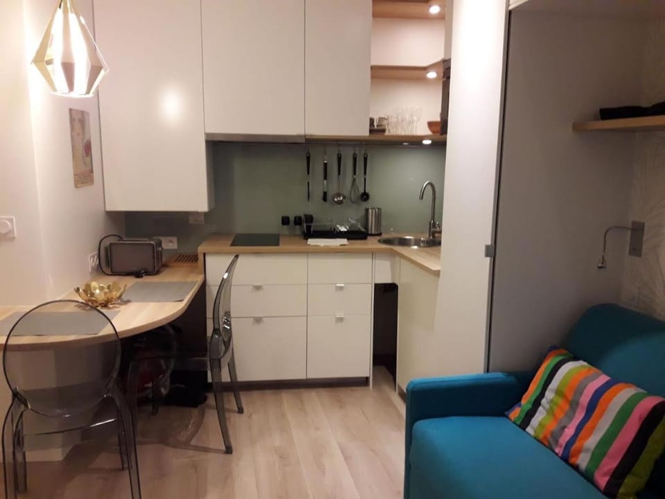 Kitchen or kitchenette, Dining area, minibar, stove