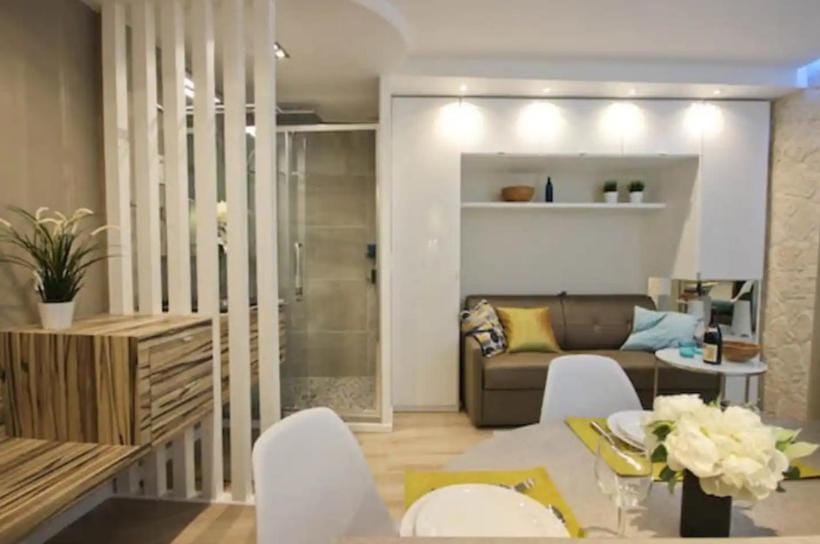Shower, Living room, Seating area, wardrobe