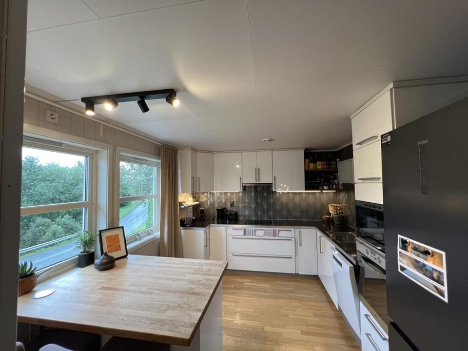 Kitchen or kitchenette, Dining area, dishwasher, minibar, oven, stove