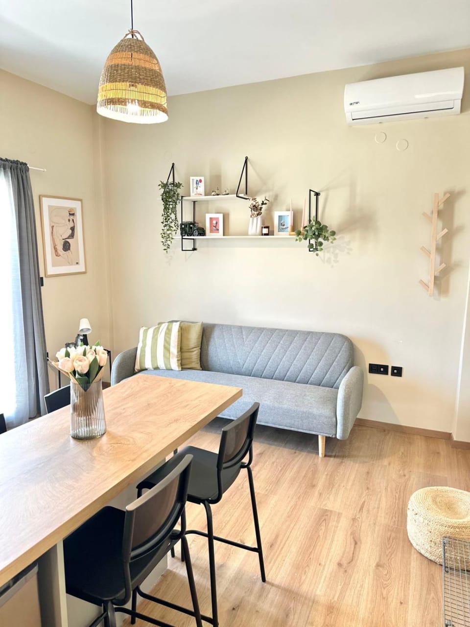 Living room, Seating area, air conditioner