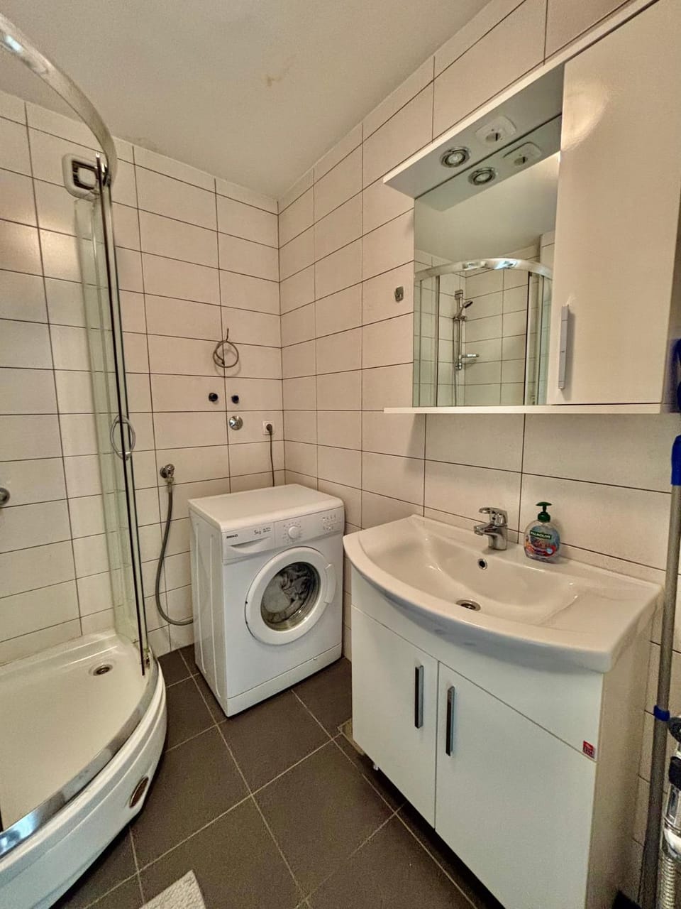 Shower, Toilet, Bathroom, towels, washing machine