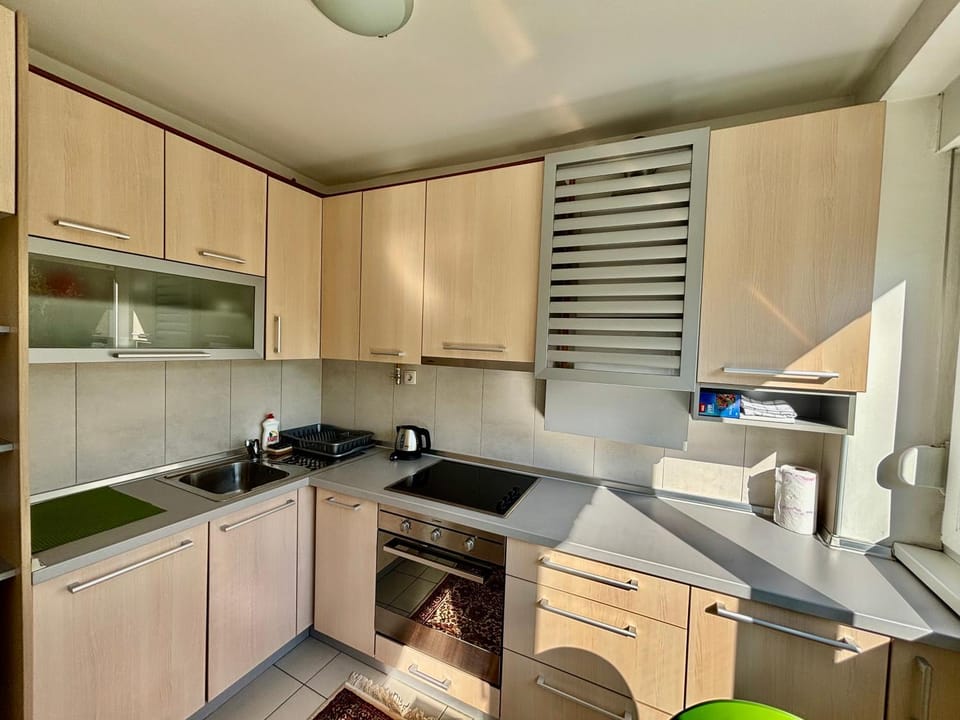 Coffee/tea facilities, Kitchen or kitchenette, oven, stove