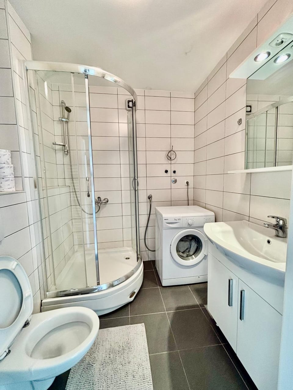 Shower, Toilet, towels