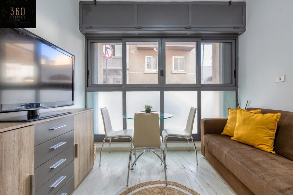 TV and multimedia, Kitchen or kitchenette, Living room, Seating area, Dining area