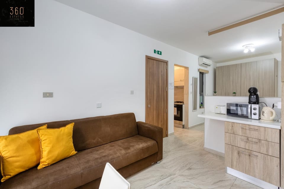 Coffee/tea facilities, Kitchen or kitchenette, Living room, Seating area, minibar, toaster
