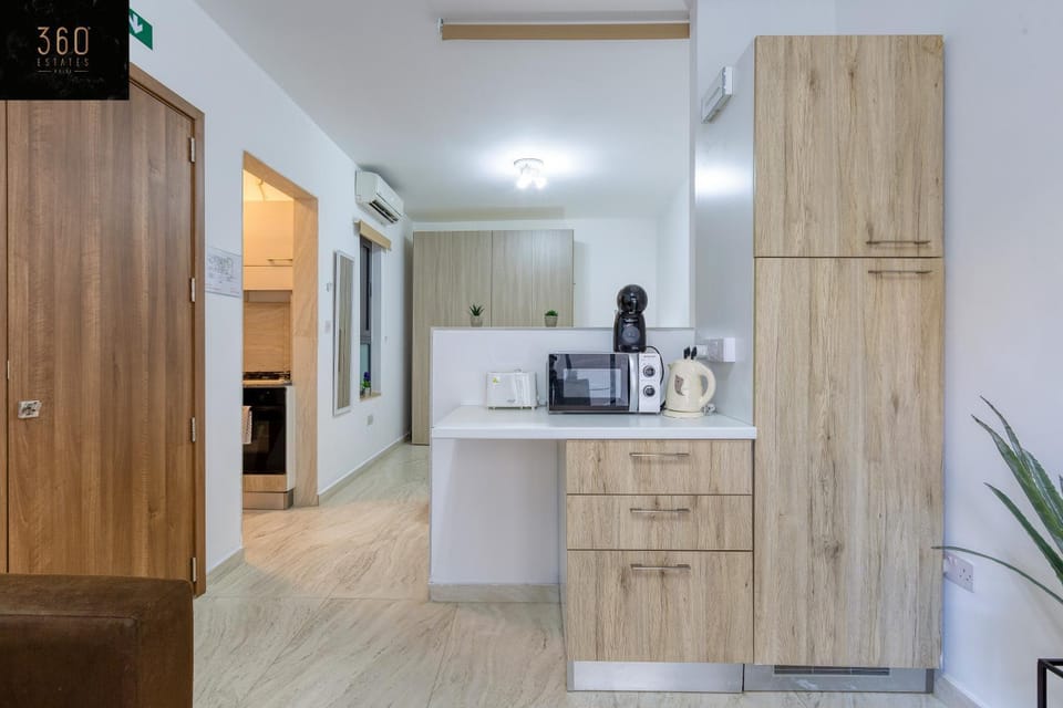 Coffee/tea facilities, Kitchen or kitchenette, minibar, wardrobe