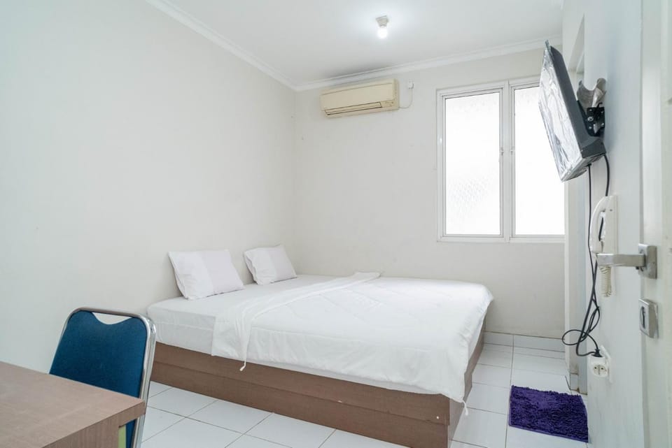 Bed, TV and multimedia, Bedroom