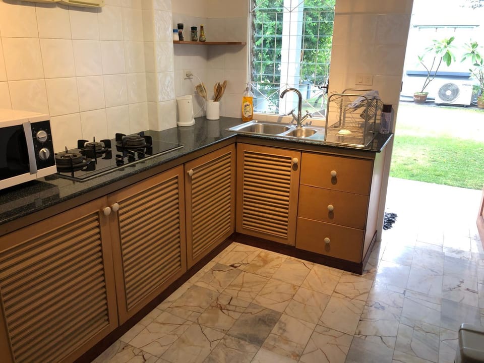 Kitchen or kitchenette, minibar, stove, toaster