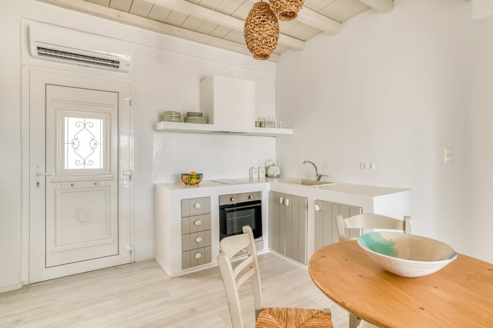 Kitchen or kitchenette, Dining area, pet friendly, stove, air conditioner