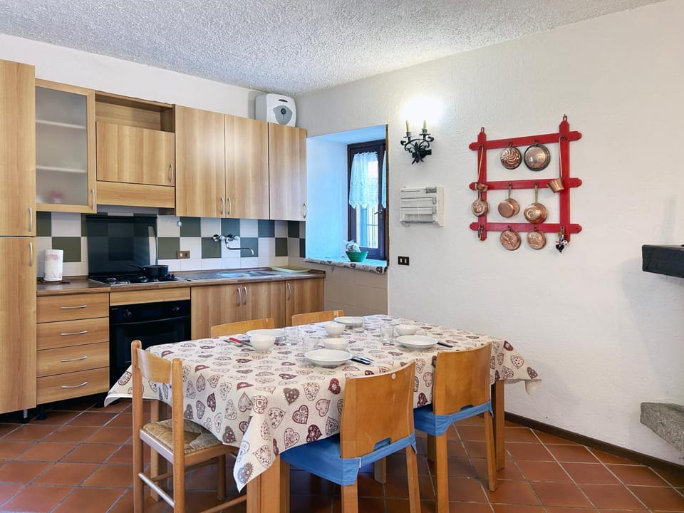 Kitchen or kitchenette, Dining area, oven, stove