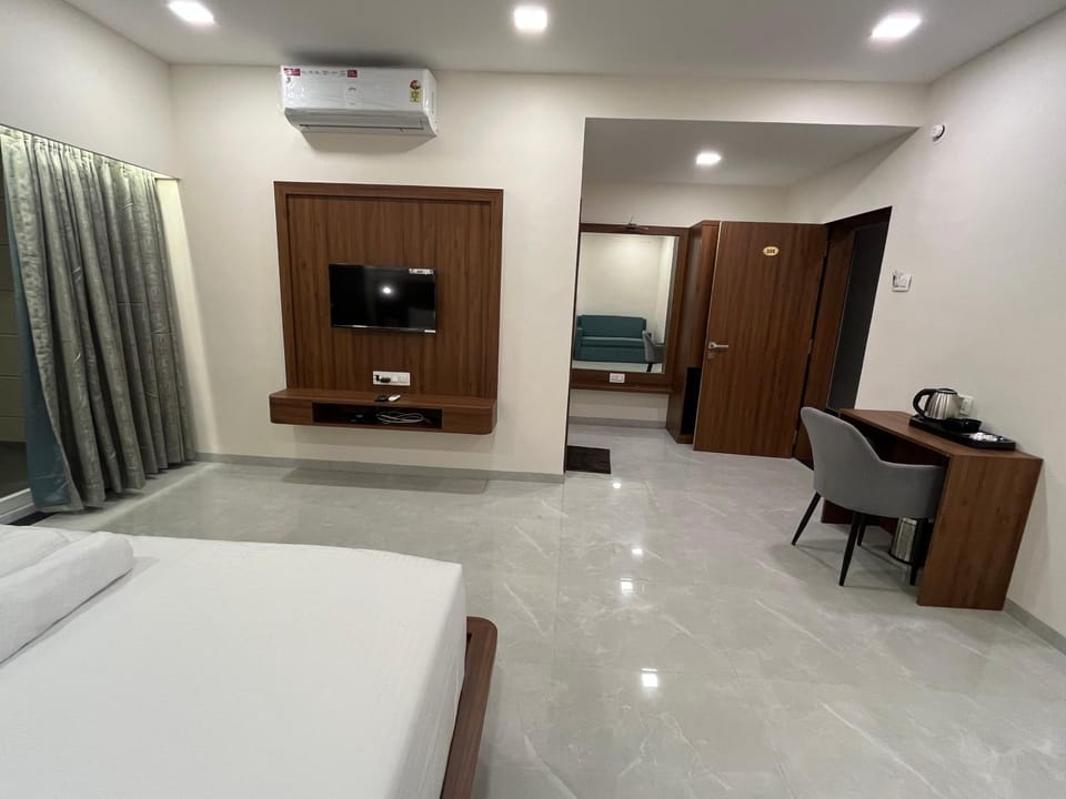 TV and multimedia, Photo of the whole room, air conditioner