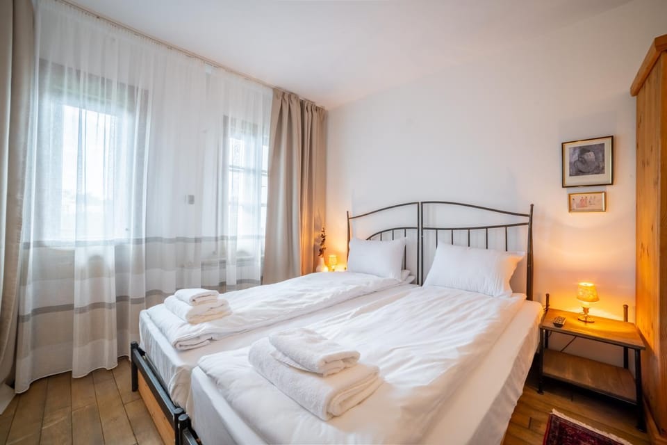 Bed, Bedroom, towels, towels