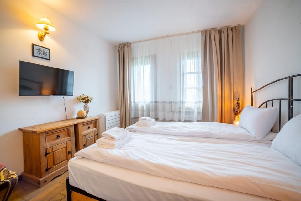 Bed, TV and multimedia, Bedroom, towels, towels, air conditioner