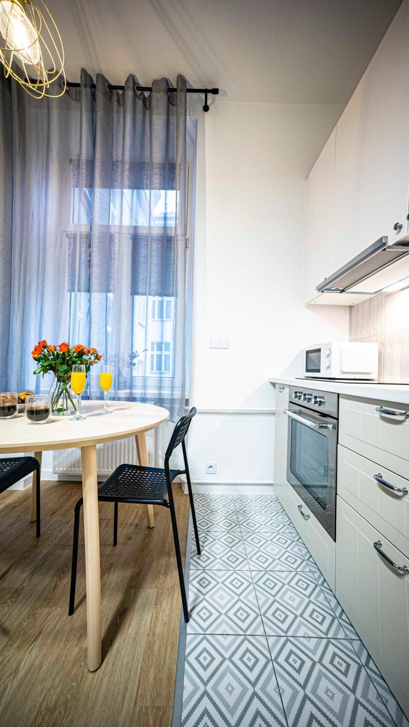 Spacious Apartment with 3 meter ceilings, Powiśle, The Old Town Apartment in Warsaw