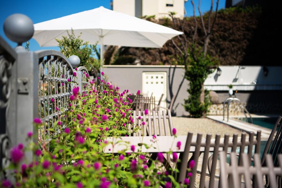 Hotel Vila 11 Bed and Breakfast in Tirana County, Albania