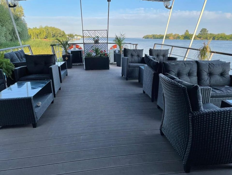 Hotel Plutitor Egreta1 Docked boat in Romania