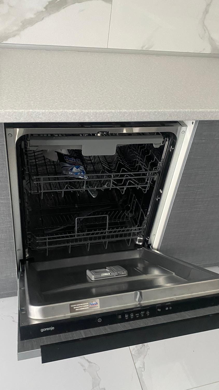 Living room, dishwasher