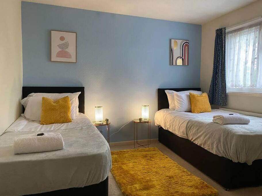 Comfortable 3 bed House - Great Monthly Discounts Apartment in Basingstoke
