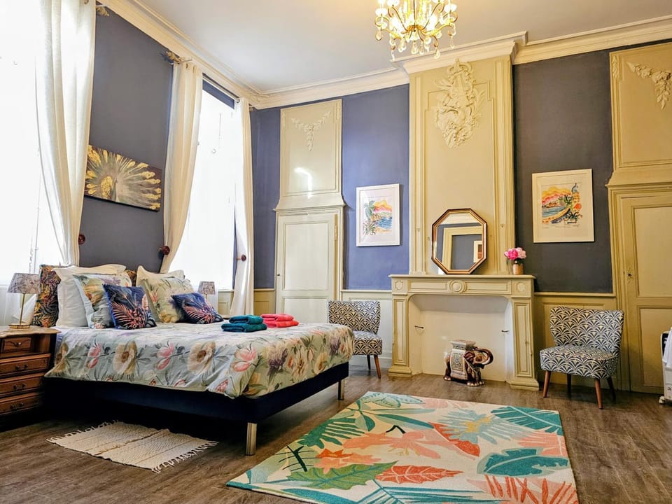Photo of the whole room, Bedroom