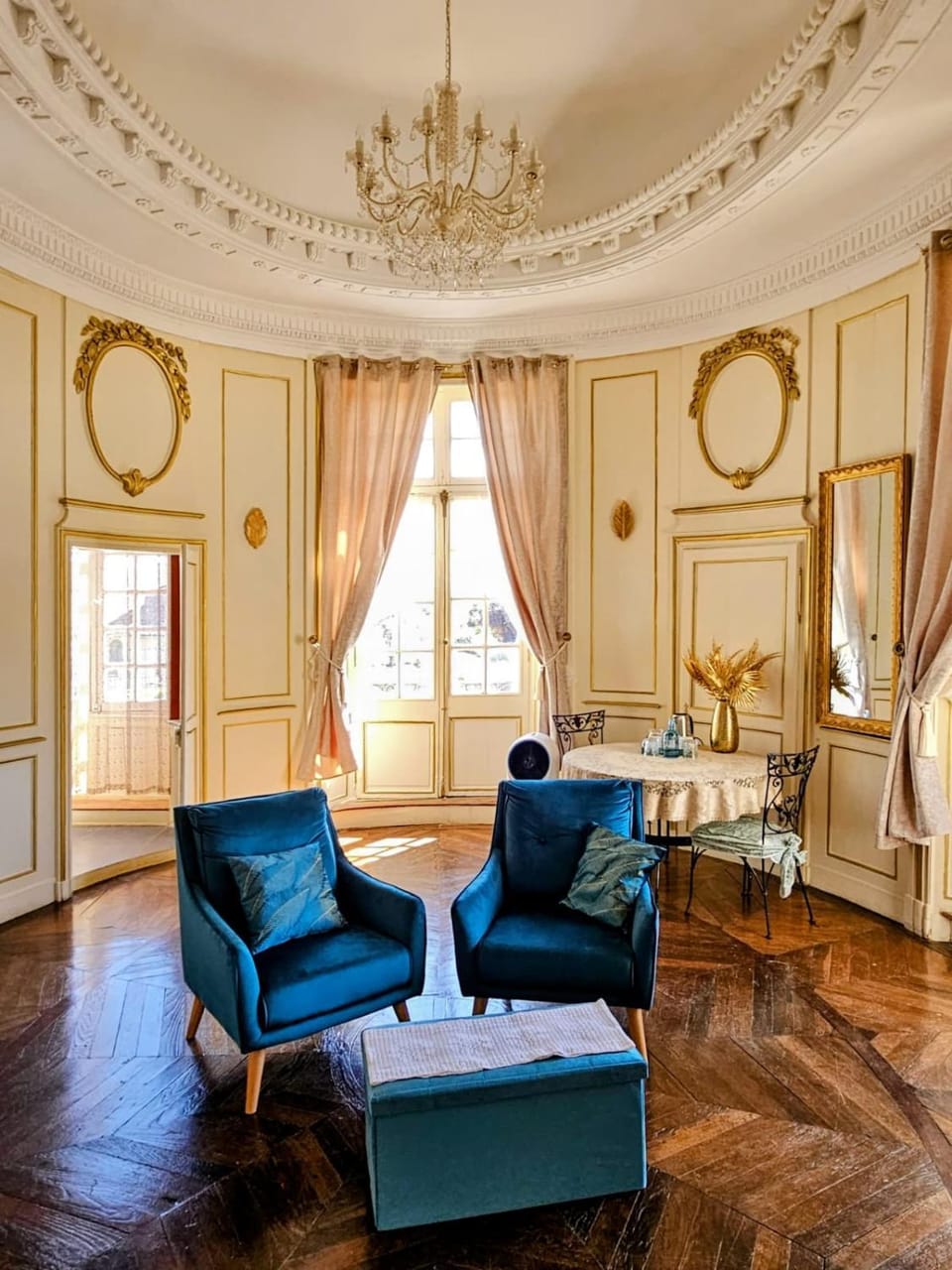 Living room, Seating area