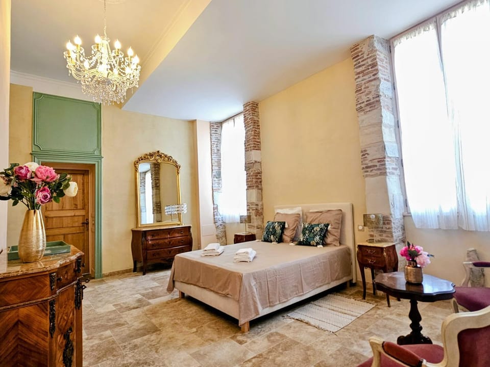 Bed, Photo of the whole room, Seating area