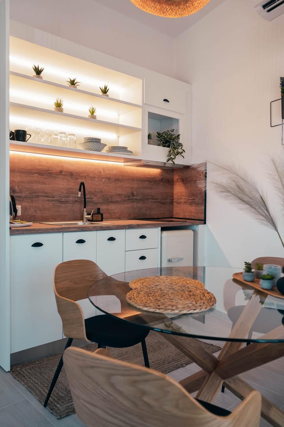 Kitchen or kitchenette, Dining area