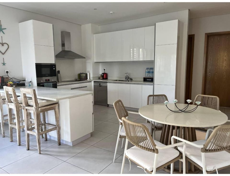 Kitchen or kitchenette, Dining area, dishwasher, minibar, pet friendly, stove