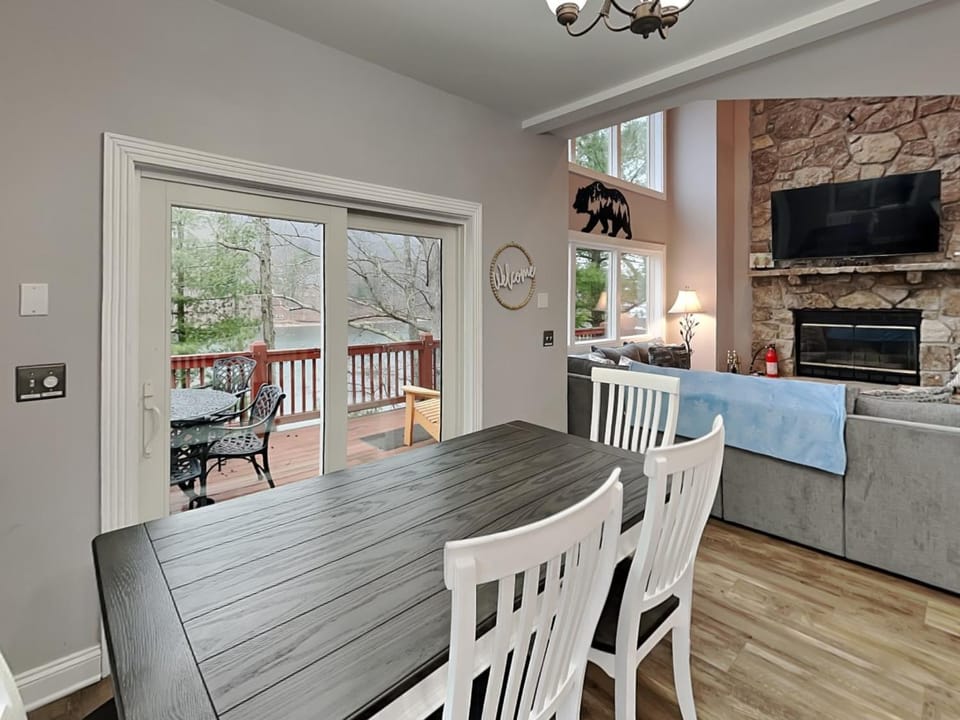 Balcony/Terrace, Living room, Seating area, Dining area, fireplace, furniture