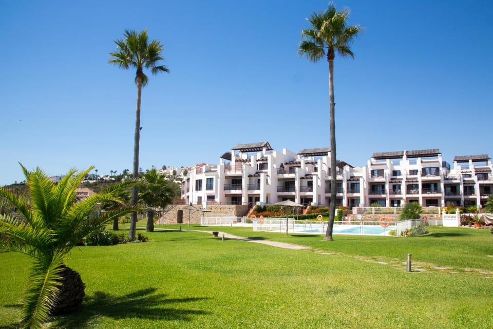 Property building, Garden, Swimming pool, Swimming pool