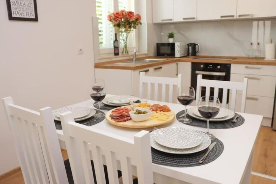 Coffee/tea facilities, Kitchen or kitchenette, Dining area