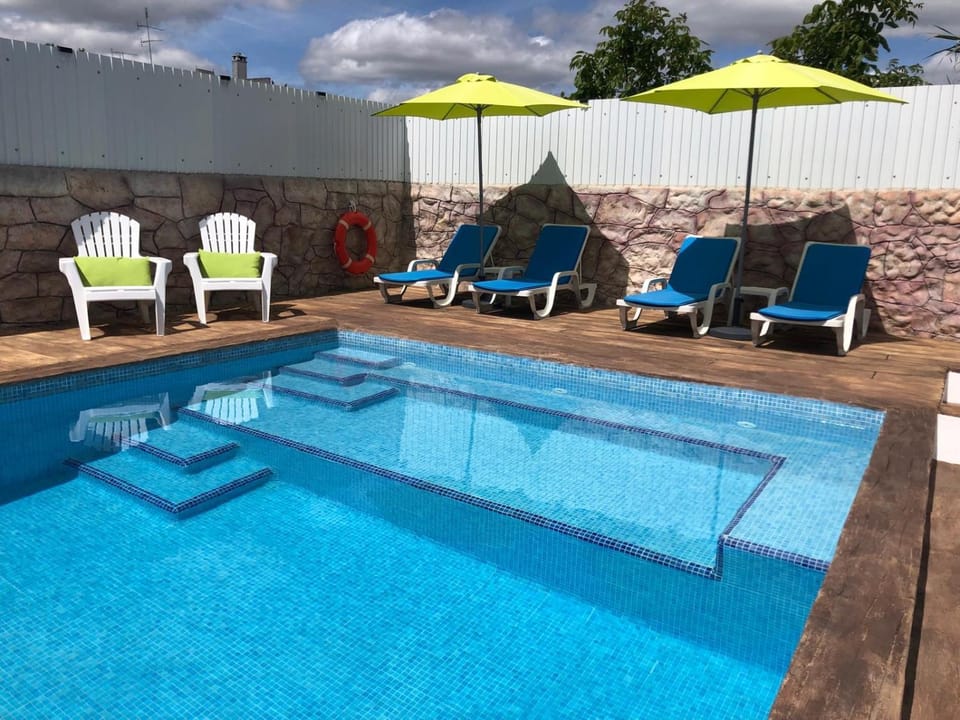Shower, Swimming pool, sunbed